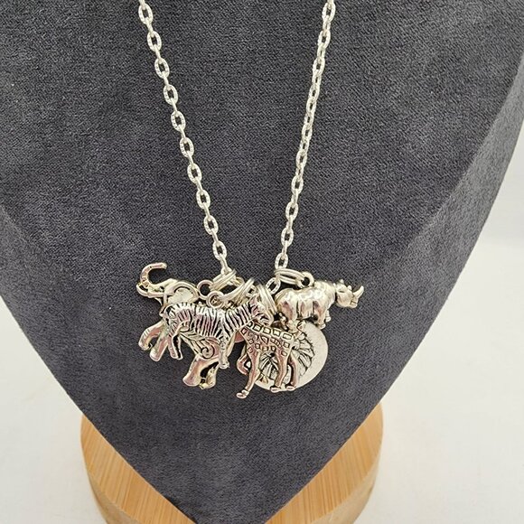 Vintage Silver Safari Animal Charm Necklace With Elephant Zebra Giraffe Rhino - Picture 4 of 6